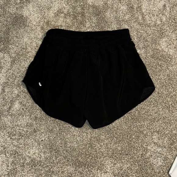 Black lululemon hotty hot shorts size 6 - Picture 2 of 3